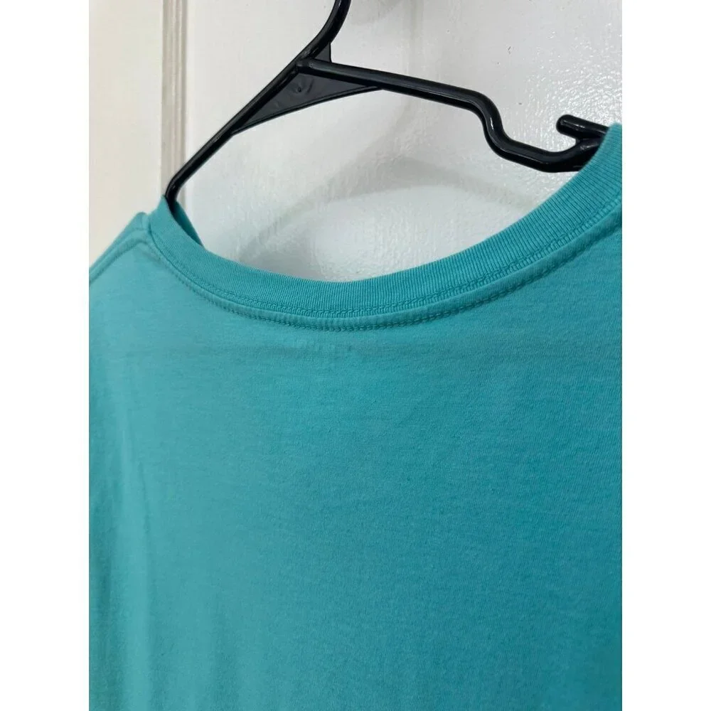Arizona jeans, men’s size medium light blue T-shirt